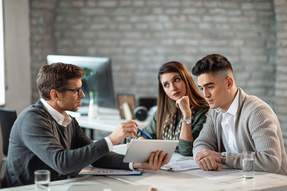 Assessorament expert per a la creació de contractes laborals i facturació d'autònoms.